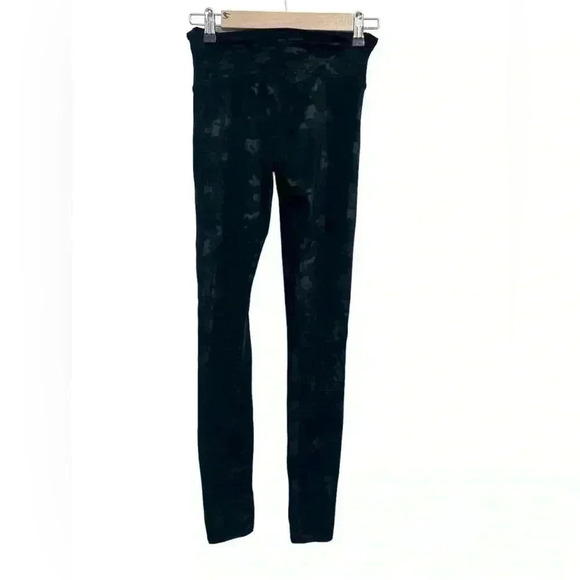 Spanx Faux Leather Camo Leggings Black Mid-rise size Small - Picture 6 of 10